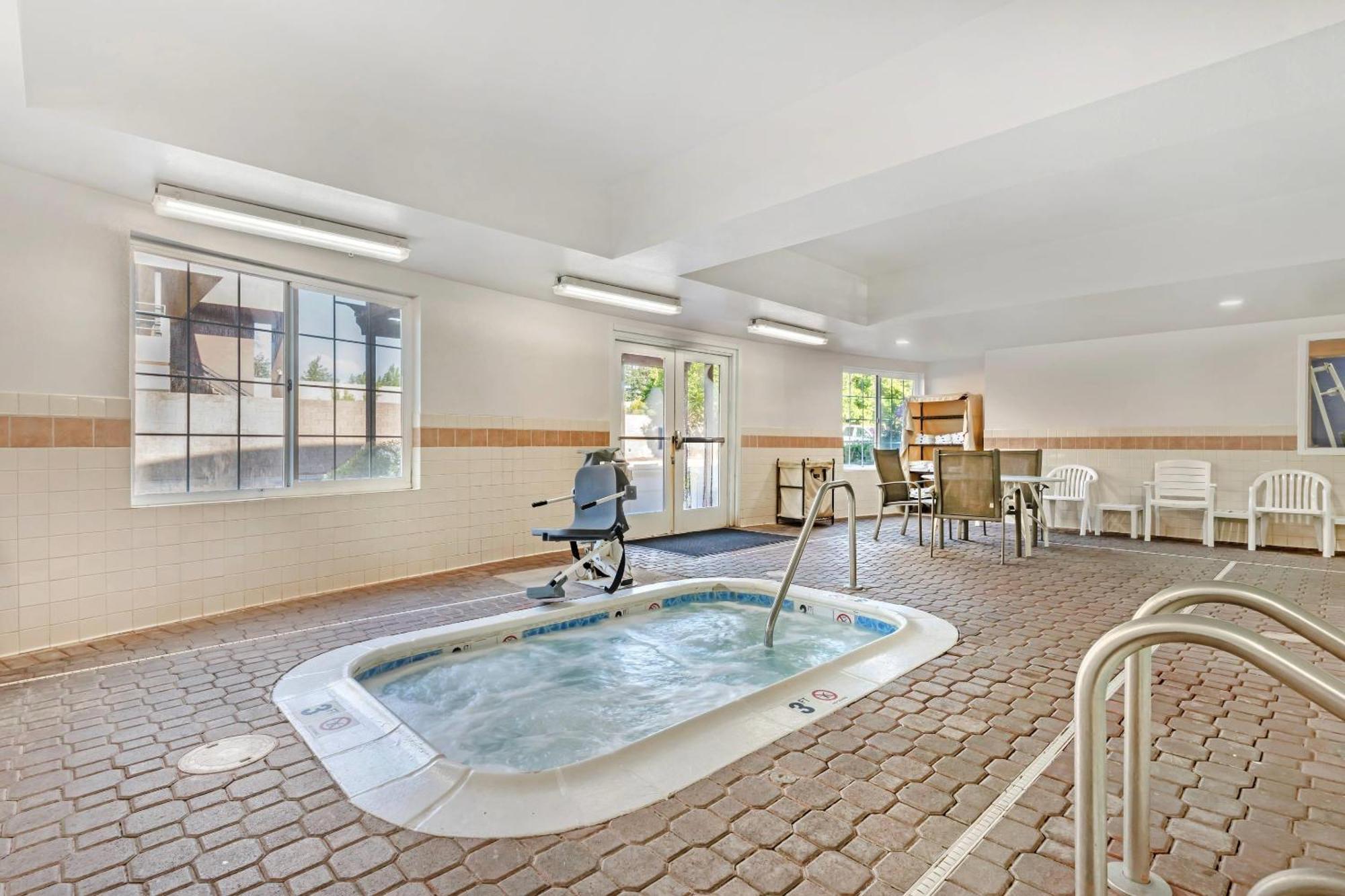 Comfort Inn & Suites Sacramento - University Area ภายนอก รูปภาพ