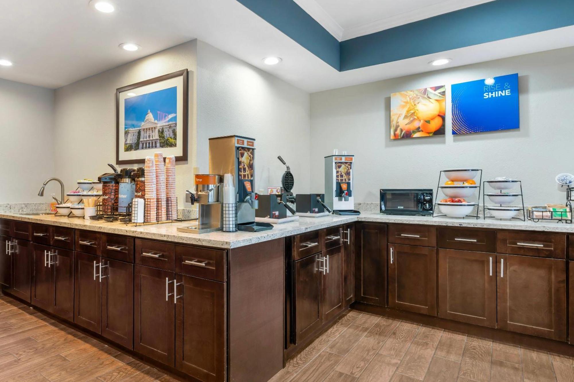 Comfort Inn & Suites Sacramento - University Area ภายนอก รูปภาพ
